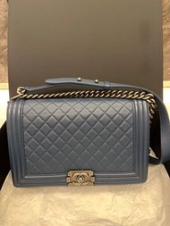 CHANEL 菱格羊皮皮革Boy 28金扣鏈帶肩背袋藍色