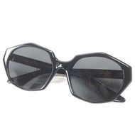 成色極佳：Oliver Peoples OV5511SU KHAITE 幾何太陽眼鏡，黑色和金色鏡框，黑色鏡片，尺寸 57□19 145。包含包裝盒、防塵袋和眼鏡盒。義大利製造。