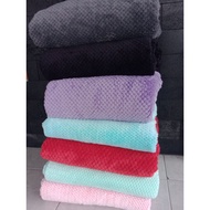 FLUFFY BLANKET WITH THICK BUBBLE PATTERN AND FLUFFY BLANKET/FUR BLANKET