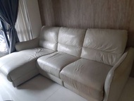 白色，真皮L型沙發，遙控躺椅，USB充電座