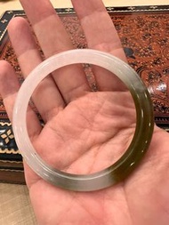 翡翠手鐲：天然緬甸翡翠黃翡半山水圓手鐲；52.6圈口