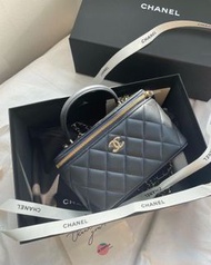 Sold Chanel vanity box 22a navy blue 長盒子