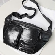 Balenciaga胸包 巴黎世家胸包 機車系列多口袋腰包 男女通用款胸包 時尚休閒單肩包 側背包 斜背包 時尚休閒男包女包 男生胸包 女生胸包 戶外旅行背包 小背包