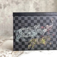 N64605 Haige Silk Seal Clutch Clutch Series Pochette Voyage Clutch Encounter Road Seal Theme Element