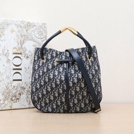 DIOR 墨藍色帆布金扣2024水桶包Nolita吊籃包配可拆卸肩帶肩背包