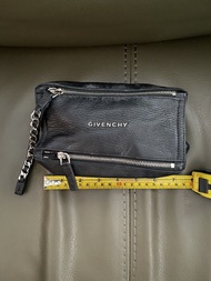 Givenchy 黑皮革手拿包