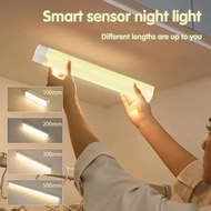 Motion Sensor Light Wireless LED Night Light USB ชาร์จไฟกลางคืนสำหรับตู้ตู้เสื้อผ้าโคมไฟบันได Backlight