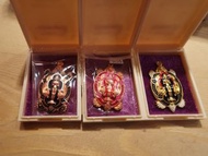 🇹🇭名稱： 愛凱天童，招財龜，🇹🇭 師傅： 大法會開光 廟名：Wat KokKrom 佛歷： 2563 簡介：【“有求必應”愛凱~護寶仙童】四百多年前跟隨泰南神僧~龍婆托化緣修行的護寶仙童；最“顯靈”