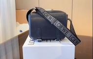 🆕全新現貨 LOEWE 通勤百搭可調節肩帶郵差包單肩斜挎包 牛皮革 男款 黑色✅