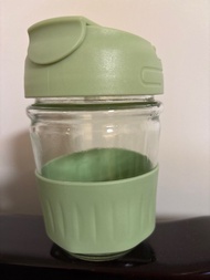 綠色有蓋玻璃杯