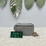 CHANEL 灰色羊皮金球長盒子