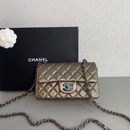 Chanel香奈兒🖤 金屬質感香檳色💕  荔枝皮銀扣 cf大mini💗99新✨23開有卡 尺寸：20x12