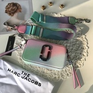 Marc jacobs相機包 馬克雅克布包包 女生包包 真皮女包 精品包 MJ相機包 馬克背包 寬肩帶斜背包 側背包 小方包 時尚休閒單肩包 旅行小背包女 彩色皮質包包