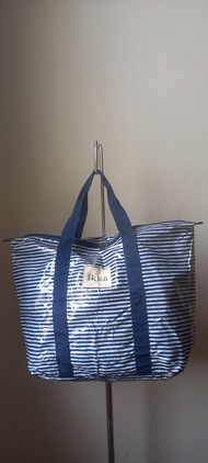กระเป๋าเดินทางพลาสติกpvcเคลือบกันน้ำ ikka ใบใหญ่มาก หิ้วถือได้ ขนาด 22 × 16 นิ้ว