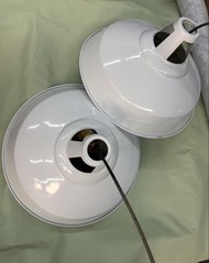 白色吊燈罩兩盞 👍🏻連燈膽即駁即用💡 white lampshades with light bulbs 💡 ceiling lights bulb 燈飾 office home lighting 家