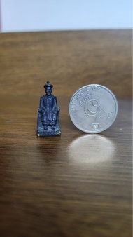 二哥豐小立尊