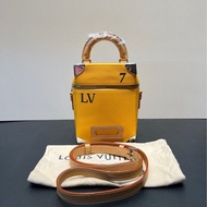 LV 路易威登VERTICAL BOX TRUNK盒子包手提包斜挎包 姜黃色