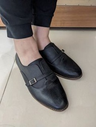 BESO黑色皮鞋-扣環裝飾