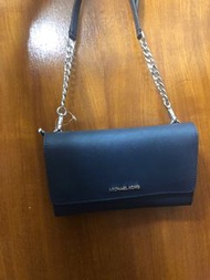 全新Michael Kors mk navy 深藍色 斜孭袋  crossbody / wallet on chain 內有一卡套可拆出使用 (only 1)