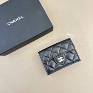 Chanel黑色荔枝牛皮金釦三折短夾AP0230