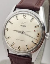 Enicar Star Jewels 手錶，配有白色錶盤。品牌與款式： 瑞士品牌 Enicar，型號為 Star Jewels。機芯與功能： 搭載 17 顆紅寶石 (17 Jewels) 的機械手動上