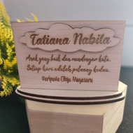 Display Stand Wooden Ukiran Nama dan Ucapan Ringkas Papan Meja