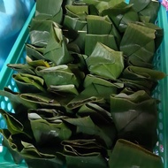 Tapai pulut manis bekas dan daun pisang