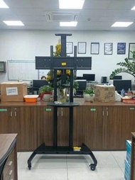 Giá Treo Tivi Di Động 55-90 Inch Có Bánh Xe Điều Chỉnh Chiều Cao & Góc Xoay Kèm Kệ Laptop – Khung Th