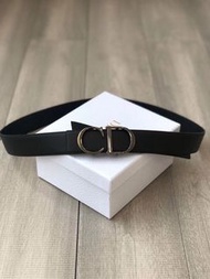 🤩🤩Dior Belt 新款男士雙面大CD皮帶～ 品牌時隔幾年，終於更新了男裝配飾，值得一試的男士單品 亮眼CD刻字帶頭，荔枝紋牛皮雙面帶身，休閒商務搭配都是最優選👍🏻 帶身3.5CM ！ 歐碼：85