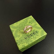 💥現貨💥氣質爆棚經典互扣雙G鑲梯方鑽玫瑰金戒指 | Gucci Interlocking G Baguette Diamond Rose Gold Ring | 18K玫瑰金鍍層工藝 | 多尺碼可選|
