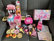 27/4前$120清走共3款hello kitty玩具：1）廚房套裝，有聲音及燈光效果，操作正常。2）醫生套裝 3）DIY貼紙機（附說明書，但需自行購買貼紙機補充裝）