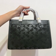 全新！COACH Field Tote 22 滿版馬車圖樣托特包（亞馬遜叢林綠／Amazon Green）