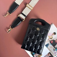 ::GUCCI:: 723776 滿版雙G黑金牛皮壓紋縫線直立手機包