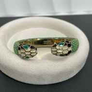 BVLGARI/寶格麗 琺瑯蛇頭珍珠魚皮手鐲 綠色  金屬搭配魚皮材質