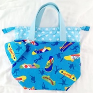 附姓名吊牌。帥氣滑板。幼兒園小學適用 可機洗束口便當袋 午餐袋