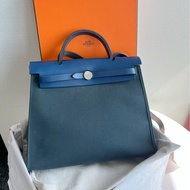 Hermes 愛馬仕 herbag31 藍色銀扣 C刻 [爱心]提示  1⃣️落單請咨訊商品庫存 ，確認有庫存再落單   2⃣️本賣場售賣商品有全新閒置 及二手 .二手商品均有使用痕跡 所有商品都是實