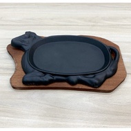 Beef head shaped cast iron griddle for beefsteak with wooden base