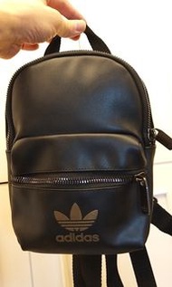 全新正品Adidas復古款三葉草金標～皮革(小)後背包，長夾可放