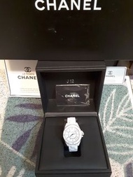 CHANEL J12自動上鏈機械陶瓷錶男女適用。錶徑不含龍頭40mm、錶帶長20cm寬1.6cm。另附同款同色錶帶一件。