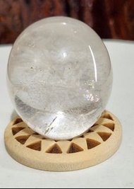 天然巴西〈白水晶球滾石〉重量尺寸請看圖片/附底座。