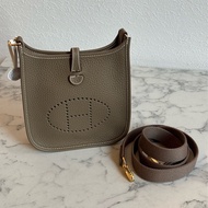 Hermes大象灰金釦mini evelyne 必買❤️