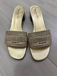 Dior金色拖鞋