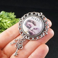 Vintage Style Brooch Gray Retro Girl Picture Silver Key Charm Brooch Pin Jewelry