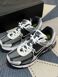 新店特惠Nike Air Zoom Vomero 5 SE SP 網布織物 低幫跑步鞋 男女同款 黑白