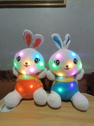 boneka terbaru mainan anak lengkap dengan lampu LED/boneka rabbit baju led/boneka new led/boneka kelinci pake baju/boneka lucu dan imut