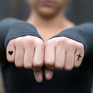 OhMyTat 手指位置迷你小心心及十字架 刺青圖案紋身貼紙 (4 張)