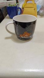 【銓芳家具】DARLIE 聯名日本 san-x 拉拉熊造型復刻杯 黑色 馬克杯 陶瓷杯 水杯 杯子 茶杯 1130530
