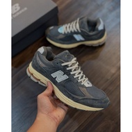 2002R Vintage Sneakers