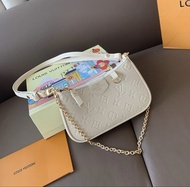 2️⃣星期到貨‼️LV easy pouch 腋下包