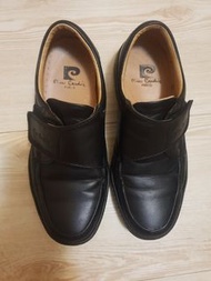 男款品牌皮爾卡登黑色皮鞋原價近3000，時尚舒適，經久耐穿，8~9成新見圖26號唯此一雙